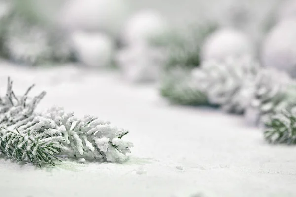 Snöiga Julgran Grenar Med Dekorationer Bordet Bakgrund — Stockfoto