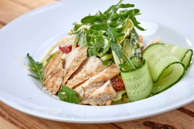 beyaz tabakta taze sebze ile ızgara tavuk, yakın çekim 