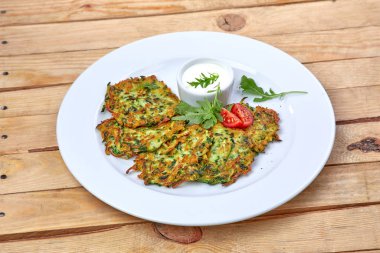 beyaz tabakta kabak ve otlar ile krep, yakın çekim 