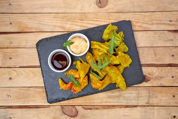 Verdure Fritte Con Salse Sul Bordo Scuro Vista Vicino — Foto Stock