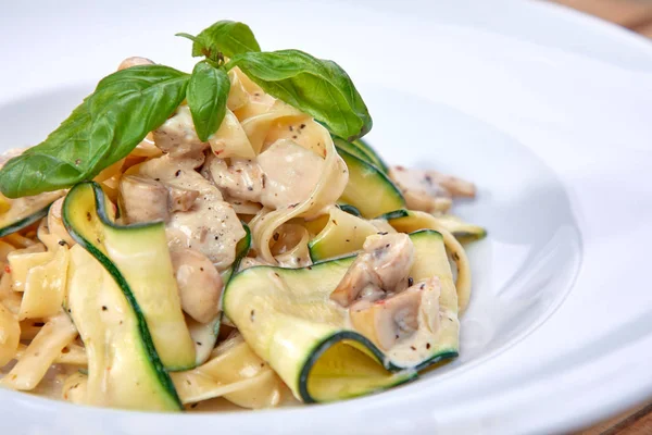 Pasta Con Calabacín Champiñones Plato Blanco Primer Plano — Foto de Stock