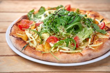 Tahta arka planda taze sebzeli pizza.