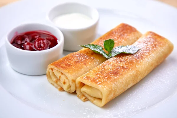 Frittelle Con Panna Acida Salsa Bacche Piatto Bianco Primo Piano — Foto Stock