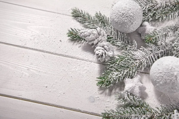 Besneeuwde Kerstboom Takken Met Decoraties Tafel Achtergrond — Stockfoto