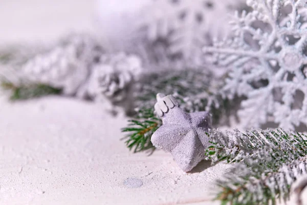 Besneeuwde Kerstboom Takken Met Decoraties Tafel Achtergrond — Stockfoto
