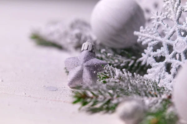 Ramas Nevadas Del Árbol Navidad Con Decoraciones Fondo Mesa —  Fotos de Stock