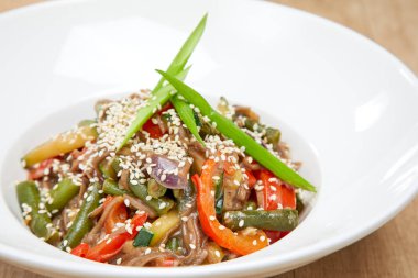 Beyaz plaka üzerinde sebze ile soba noodle, yakın çekim 