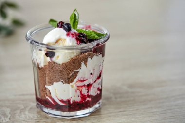 çikolata ve cam çilek ile tatlı, yakın çekim