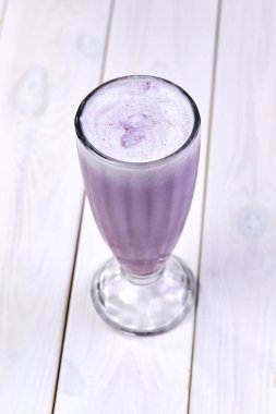 Ahşap arka planda cam karışımı.