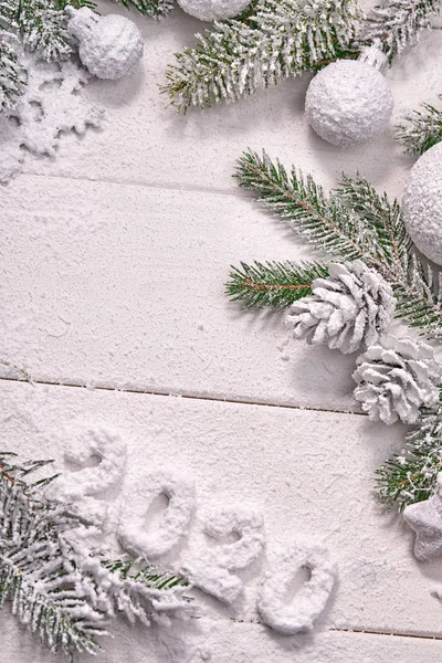 Nieuwjaar Decoratieve Cijfers 2020 Met Kerst Kerstboom Takken Decoraties Houten — Stockfoto