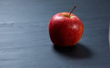 ahşap gri arka plan üzerinde taze elma