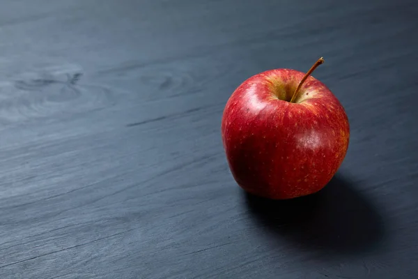 Pomme Fraîche Sur Fond Gris Bois — Photo