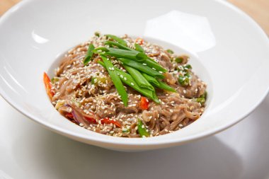 noodle ile beyaz tabakta sebze yakın çekim 