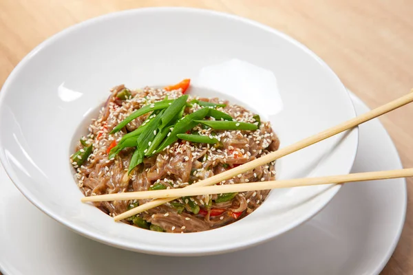 noodle ile beyaz tabakta sebze yakın çekim 