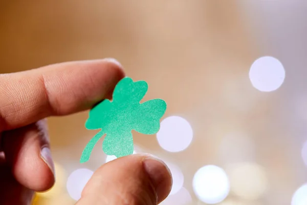 Blad Van Klaver Vorm Snijden Van Papier Hand — Stockfoto