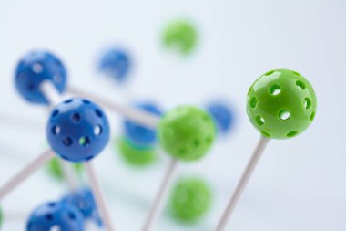 Beyaz arkaplanda izole edilmiş moleküler yapının parlak figürü, yakın plan 