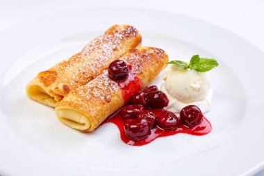 tatlı kek kiraz beyaz tabakta ile yakın çekim 