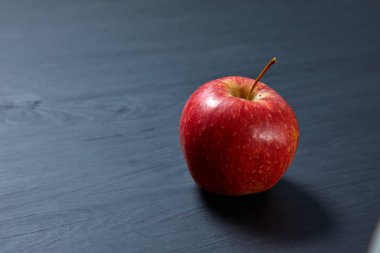 ahşap gri arka plan üzerinde taze elma