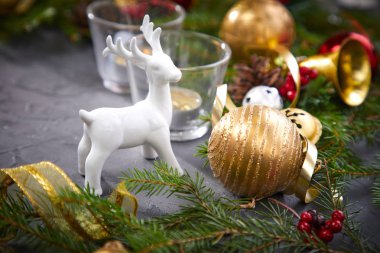 Gri arka plan üzerinde geyik ile Noel dekorasyon