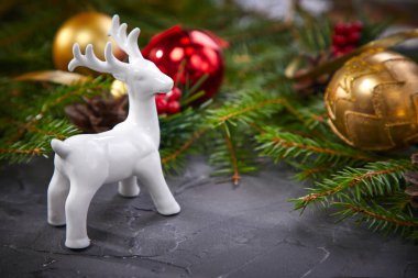 Gri arka plan üzerinde geyik ile Noel dekorasyon