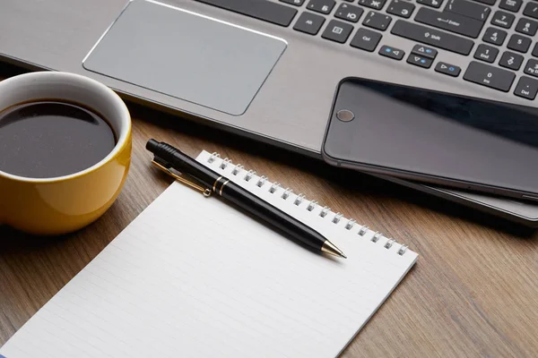笔记本与咖啡杯和笔记本电脑与智能手机在工作场所 商业概念 — 图库照片