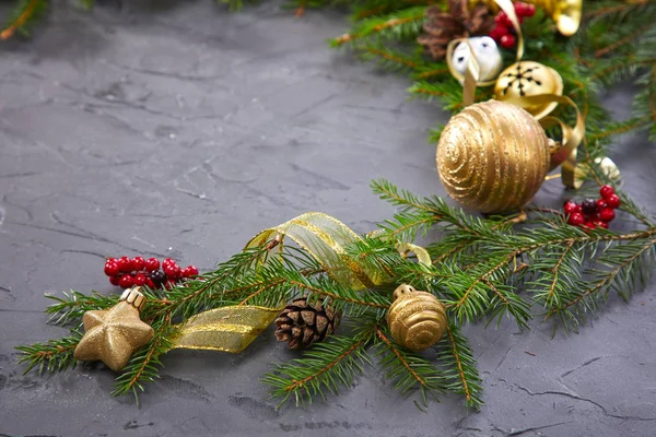 Decoración Navideña Con Bolas Doradas Sobre Fondo Gris —  Fotos de Stock