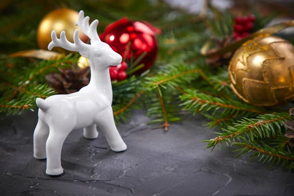 Gri arka plan üzerinde geyik ile Noel dekorasyon
