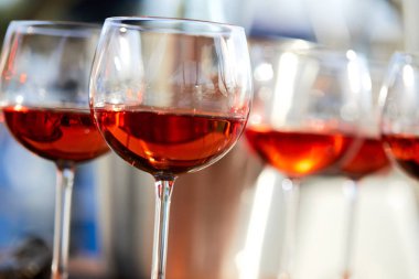 bardak şarap parlak güneş ışığı altında yakın çekim 