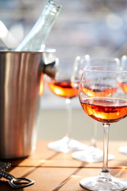 bardak şarap yat yüzeyi parlak güneş ışığı altında