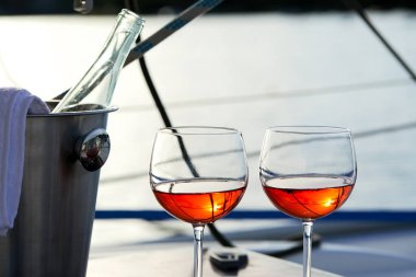 bardak şarap yat yüzeyi parlak güneş ışığı altında