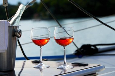 bardak şarap yat yüzeyi parlak güneş ışığı altında