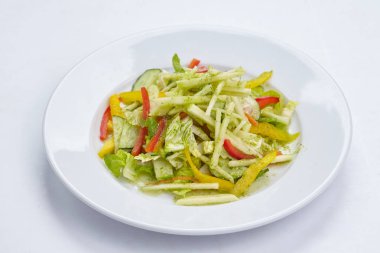 Beyaz tabakta taze salata yakın çekim 