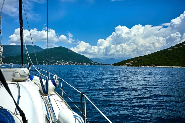 güneşli bir günde denizde yüzen lüks yat