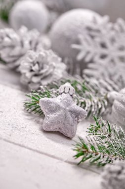 ahşap arka plan üzerinde süslemeleri ile karlı Noel ağacı dalları