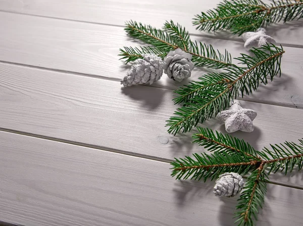 Kerstboom Takken Met Dennenappels Houten Achtergrond — Stockfoto