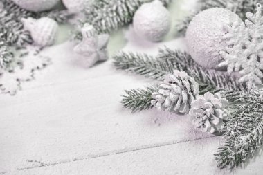 ahşap arka plan üzerinde süslemeleri ile karlı Noel ağacı dalları