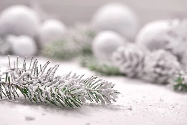 雪的圣诞树树枝与木背景上的装饰 — 图库照片