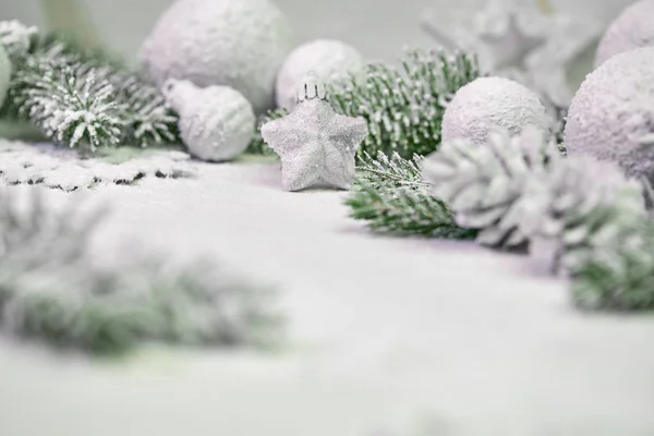 Ramas Nevadas Del Árbol Navidad Con Decoraciones Sobre Fondo Madera — Foto de Stock