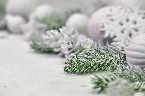 Śnieżne Gałęzie Choinki Dekoracjami Drewnianym Tle — Zdjęcie stockowe