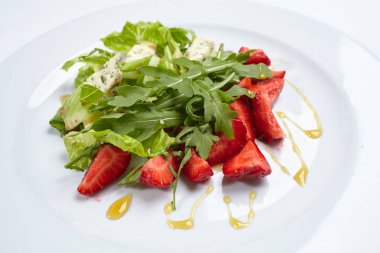 Beyaz tabakta çilek salatası yakın çekim 