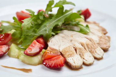tavuk fileto beyaz tabakta salata ile yakın çekim 