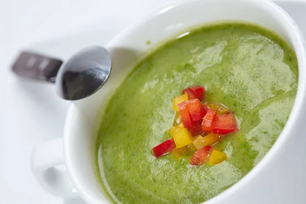 Grüne Sahnesuppe Weißer Schüssel Nahaufnahme — Stockfoto