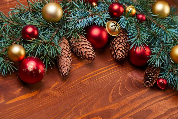 Ghirlanda Natale Con Palline Rosse Dorate Fondo Legno Primo Piano — Foto Stock