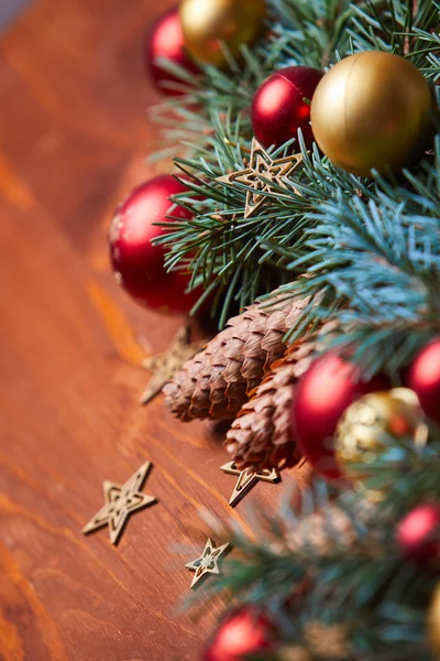 Kroon Van Kerstmis Met Rode Gouden Ballen Houten Achtergrond Close — Stockfoto