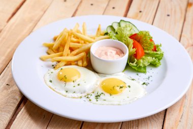 salata ve beyaz tabakta patates kızartması ve kızarmış yumurta ile, kafe kavramı kahvaltı 
