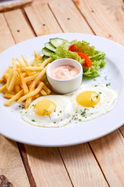 salata ve beyaz tabakta patates kızartması ve kızarmış yumurta ile, kafe kavramı kahvaltı 