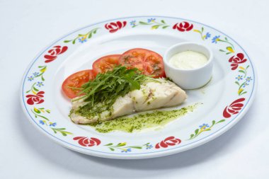 beyaz tabakta domates dilimleri ile kavrulmuş balık, yakın çekim 