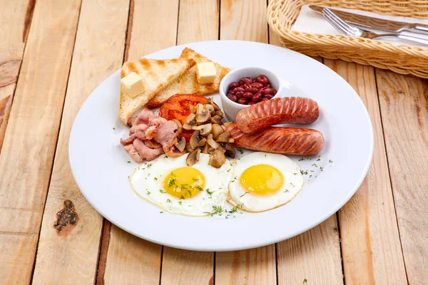 Desayuno Con Salchichas Huevos Fritos Plato Blanco Primer Plano —  Fotos de Stock