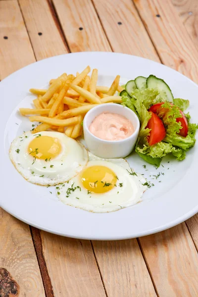 Salat Und Pommes Und Spiegeleier Auf Weißem Teller Frühstück Café — Stockfoto