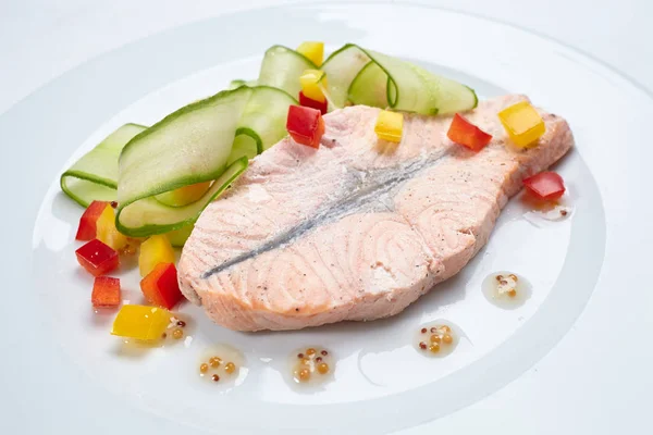 Salmón Con Verduras Plato Blanco Primer Plano — Foto de Stock